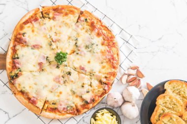 Ispanak ve pastırma pizza