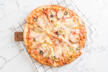 Salam ve sosis pizza