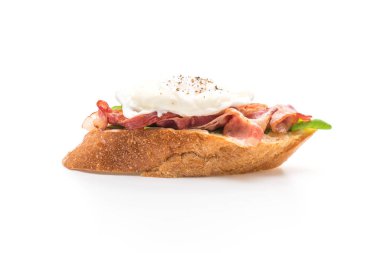 Beyaz arka plan üzerinde yumurta benedict