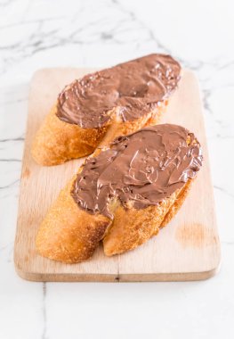 Çikolatalı fındık yaymak ekmek