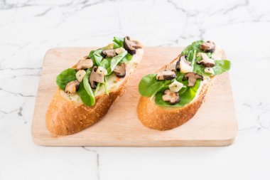 ekmek roket ve shiitake mantar