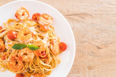 Spagetti karides, domates, fesleğen ve peynir ile 