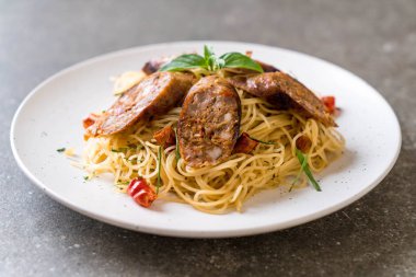 Sai Aua (Notrhern Tay baharatlı sucuk ile tavada kızartılmış spagetti)