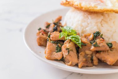 fesleğen pilav ve kızarmış yumurta ile tavada kızartılmış domuz eti