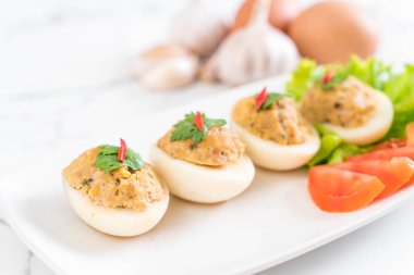 Kıyılmış domuz eti ile haşlanmış yumurta