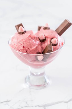 Çilekli dondurma kaşık 