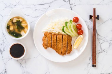 Japon derin kızarmış domuz pirzola (tonkatsu kümesi)