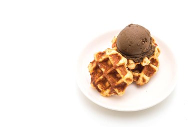 Çikolatalı dondurmalı waffle 