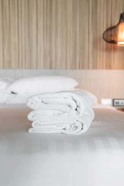 Toalha branca na cama — Fotografia de Stock