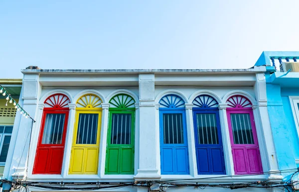 Belle architecture à la vieille ville de Phuket avec de vieux bâtiments dans — Photo