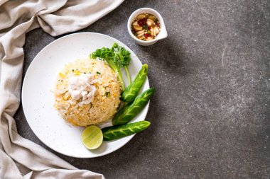 Yengeç kızarmış pilav