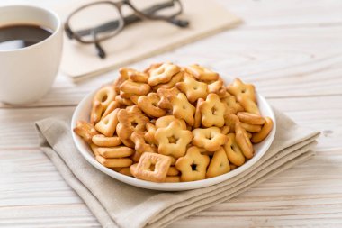 kahve ile bisküvi kraker