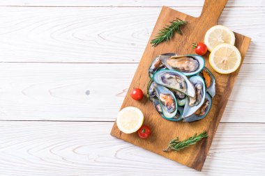 ahşap tahta üzerinde taze midye