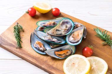 ahşap tahta üzerinde taze midye