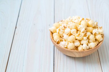 Ahşap üzerine tatlı patlamış mısır