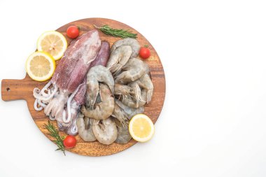 taze deniz ürünleri ham (karides, mürekkep) ahşap tahta üzerinde 