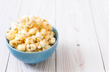 Ahşap üzerine tatlı patlamış mısır