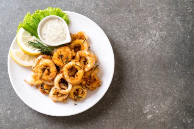 Kızarmış squids ve soslu ahtapot (kalamar)