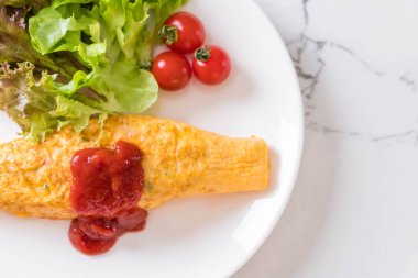 Bir omlet kaydırma aromalı Fried Rice