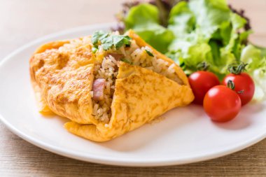 Bir omlet kaydırma aromalı Fried Rice