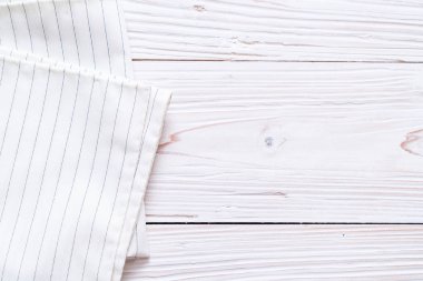 ahşap arka plan üzerinde mutfak bezi (peçete)
