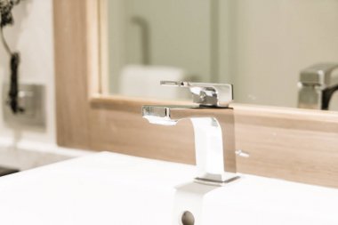 musluk veya lavabo ve tuvalet dokunun