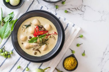 Balık topu ile yeşil köri