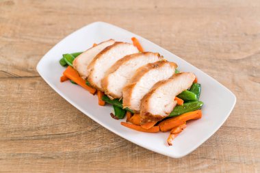 Yeşil bezelye ve havuç ile ızgara tavuk