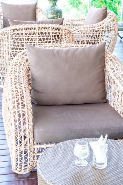 veranda sandalye ve masa deniz görünümü arka plan ile