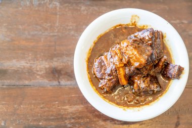 Phuket domuz eti güveç