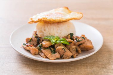 fesleğen pilav ve kızarmış yumurta ile tavada kızartılmış domuz eti