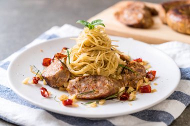 Sai Aua (Notrhern Tay baharatlı sucuk ile tavada kızartılmış spagetti)