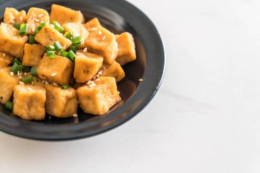 Kızarmış Tofu susam bir kase