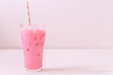 pembe çilek milkshake
