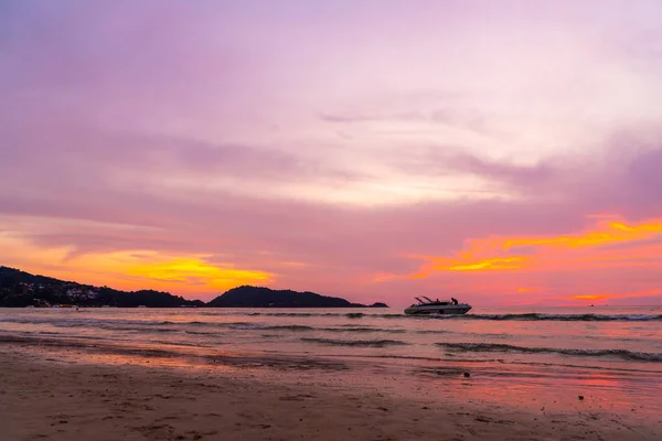 Tropischer Strand mit schönem Himmel — Stockfoto
