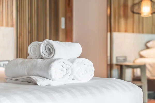 Weißes Handtuch auf dem Bett — Stockfoto