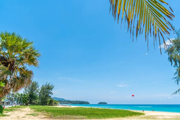 Hermosa playa tropical y mar con palmera de coco en desfile — Foto de Stock