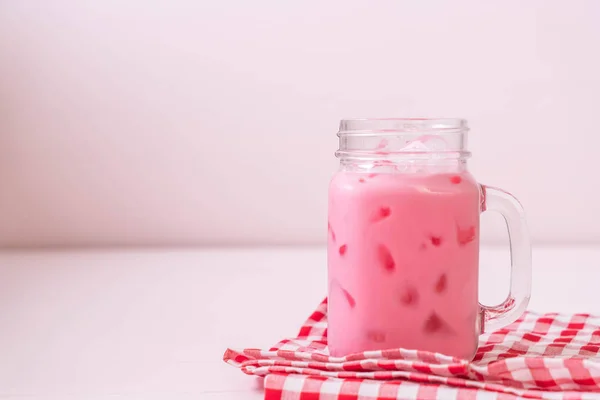 Rosafarbener Erdbeer-Milchshake — Stockfoto