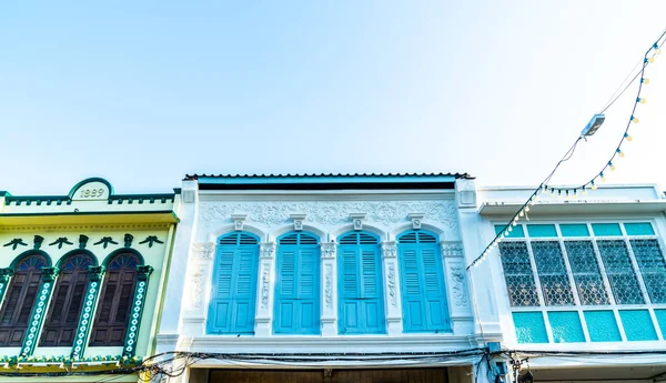 Bela arquitetura em Phuket cidade velha com edifícios antigos em — Fotografia de Stock