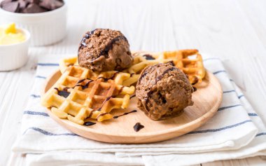 Çikolatalı dondurma waffle ile