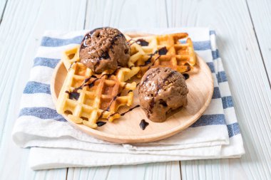Çikolatalı dondurma waffle ile