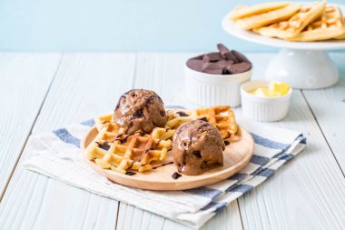 Çikolatalı dondurma waffle ile
