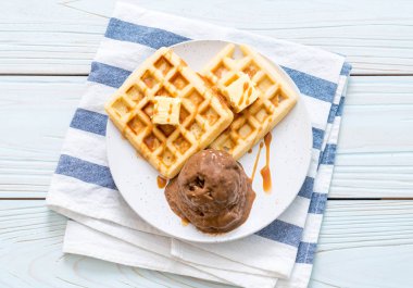 Çikolatalı dondurma waffle ile