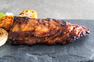 Izgara domuz pirzolası. 