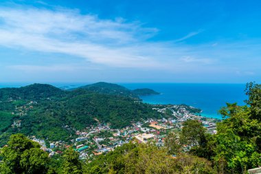 Phuket şehir manzarası ile deniz plaj 