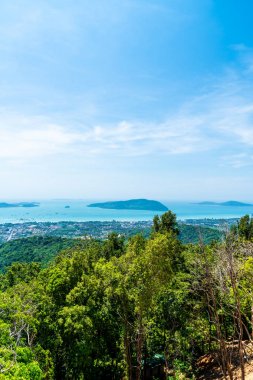 Phuket şehir manzarası ile deniz plaj 