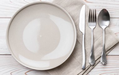 boş tabak kaşık çatal ve bıçak