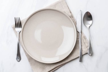 boş tabak kaşık çatal ve bıçak