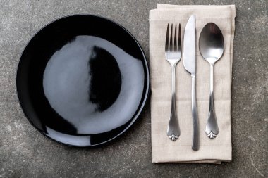 boş tabak kaşık çatal ve bıçak