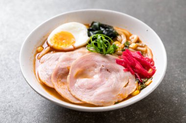 Baharatlı miso udon ramen noodle domuz eti ile